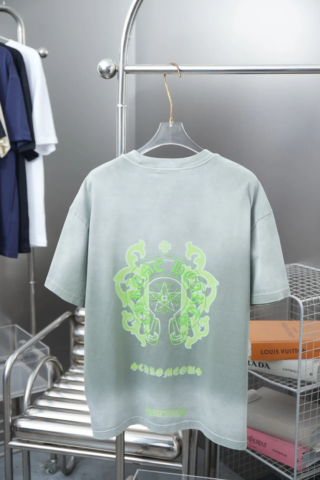 🅿️220 Chrome Hearte 25SS early spring new style Chrome Hearte flocked contrasting letter logo printed short sleeves Light luxury essential item for daily commuting for men and women Correct version Welcome to compare Detailed features · 280g 100% pure cotton double yarn jersey fabric · Custom dyed in the same cylinder, special thickened 32 count double-ply 1X1 thread · Hand-painted printing ➕ flocked letter printing process. Ready-to-wear dyeing Then do the faded fried snowflake process, then wash it to make it look old. Common washing improves the effect · Double-needle stitching across seams · Original main mark, washed tag, branded moisture-proof paper packaging Color: black/blue/khaki/green Size: S/M/L/XL